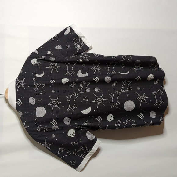 Sulkypup black & white spooky cat print short sleeve button down - Picture 6 of 7